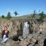Vallée d’Orkhon - Elise devant la chute d’eau d’Ulaantsutgalan