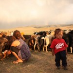 Elise apprend à traire les chèvres au milieu de ce magnifique décor. Et après les chèvres ce seront les vaches.